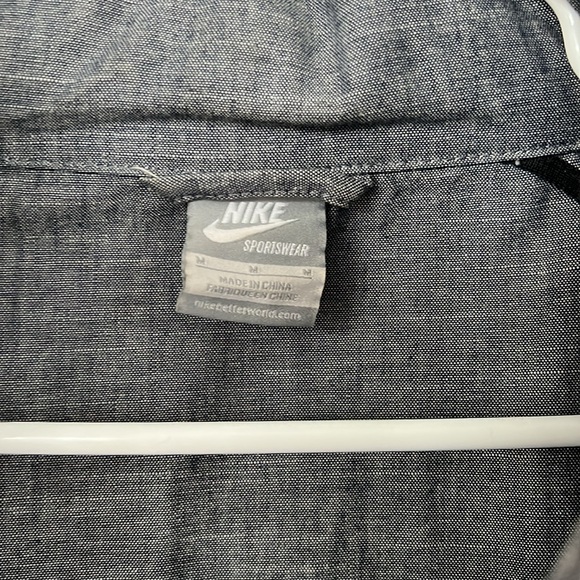 Nike Men’s Lightweight Zipper Jacket with Hidden Hood - Picture 2 of 7